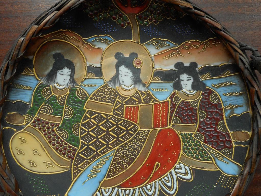 Assiette japonaise décorative dans monture ajourée, Collections, Collections Autre, Utilisé, Enlèvement ou Envoi