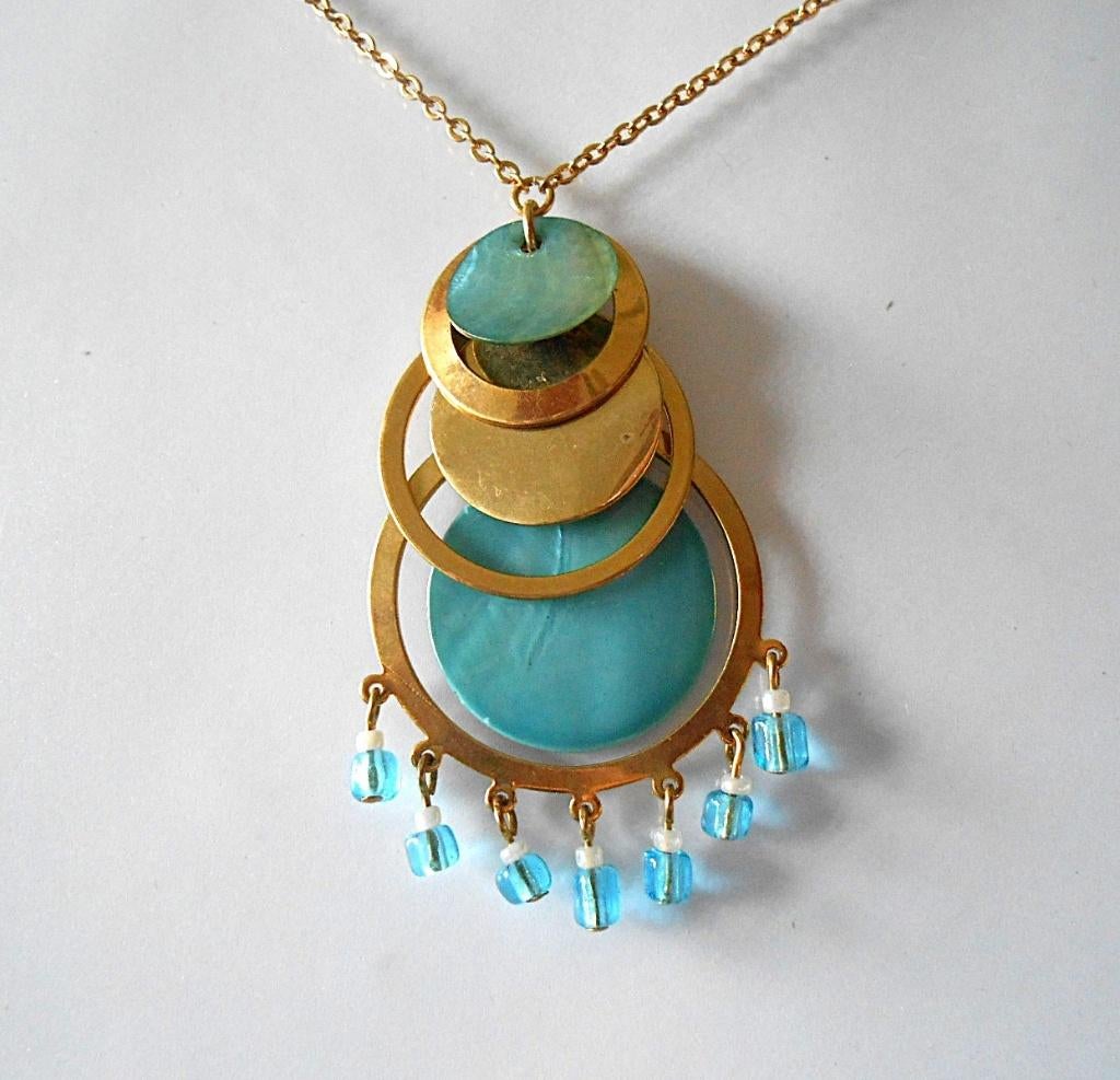 AVON : collier Tameika, Bijoux, Sacs & Beauté, Colliers, Enlèvement ou Envoi, Neuf, Bleu, Or