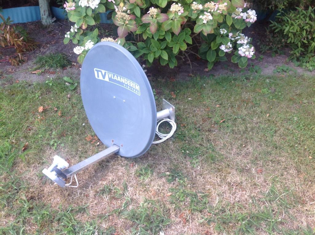 Satellietschotel compleet met dubbele Quad LNB en muursteun, Audio, Tv en Foto, Schotelantennes, Ophalen of Verzenden