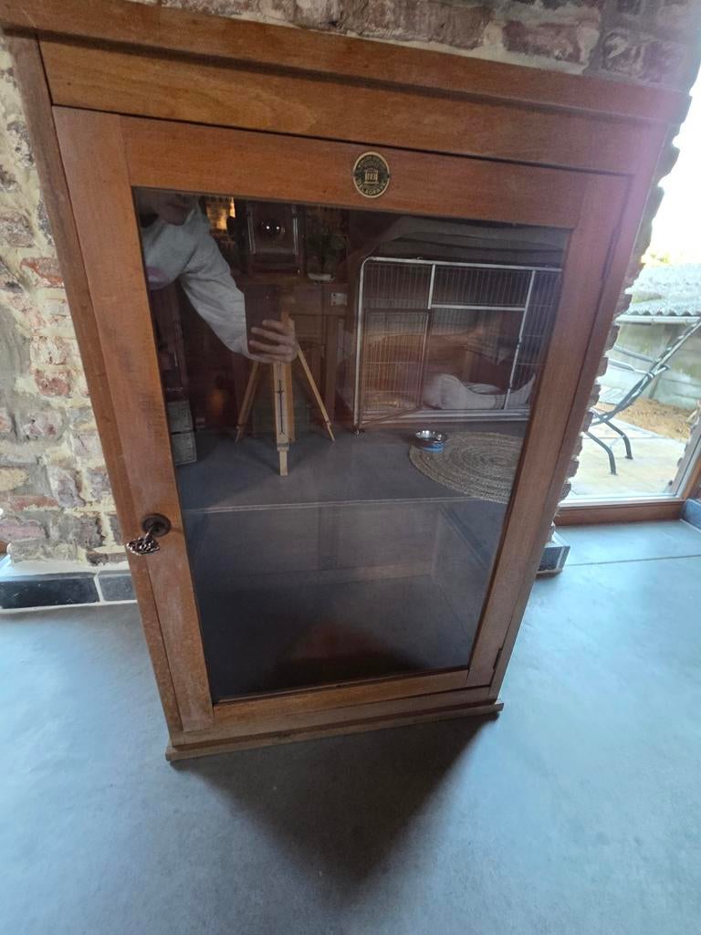 Antiek vitrinekastje, Ophalen