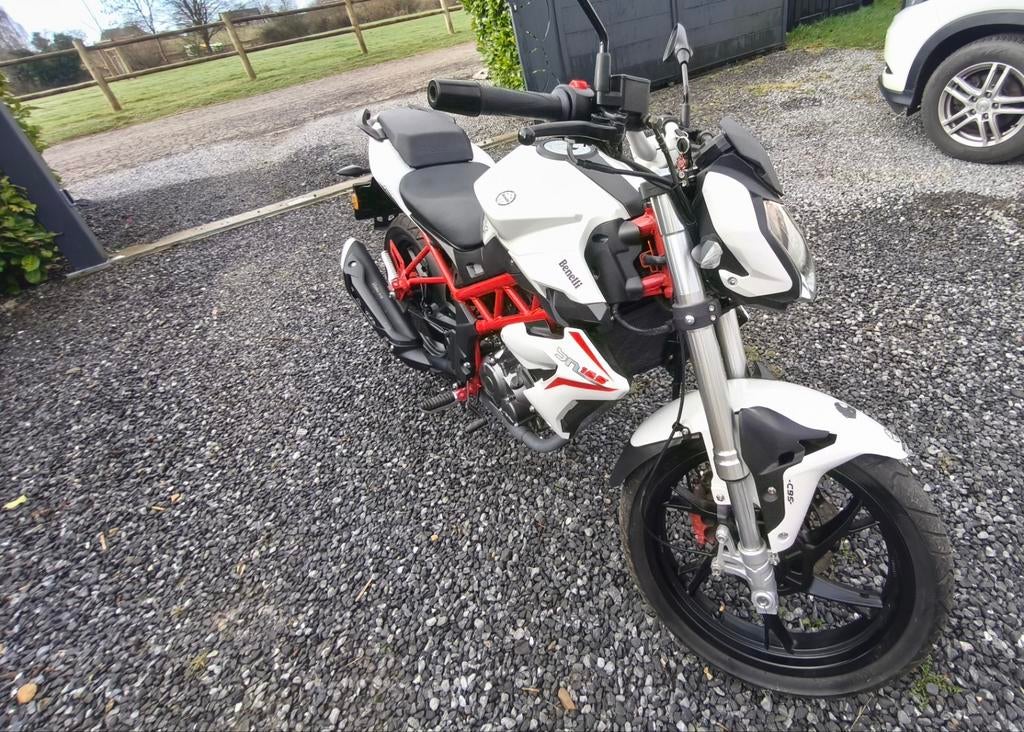 Benelli BN125, Motoren