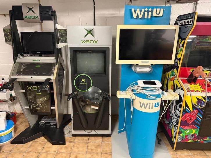Kiosques kiosk demopod stand Xbox Wii U, Games en Spelcomputers, Spelcomputers | Xbox Original, Gebruikt, Met 2 controllers, Ophalen of Verzenden