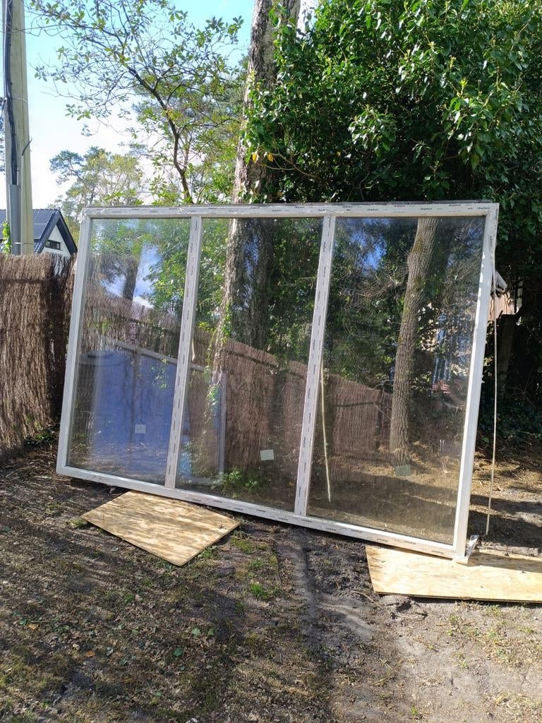 Twee witte PVC ramen klein en groot met dubbel HR glas., Doe-het-zelf en Bouw, Raamkozijnen en Schuifdeuren, Ophalen, Kunststof