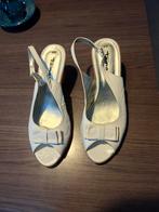 Witte comfort sandalen, Ophalen