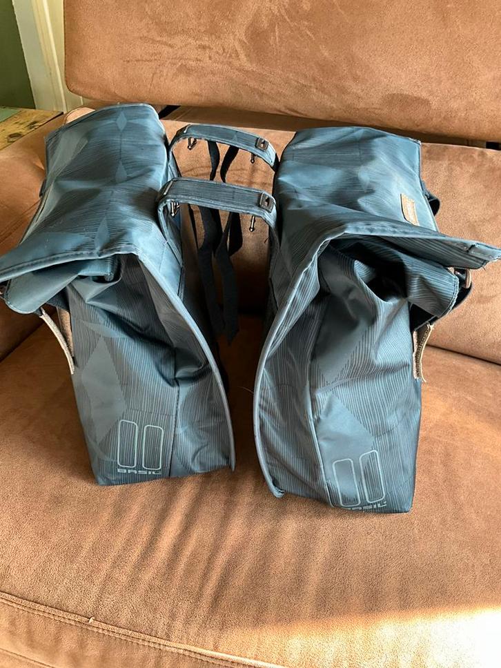 Basil dubbele fietstas elegance als nieuw, Vélos & Vélomoteurs, Accessoires vélo | Sacoches, Comme neuf, Enlèvement