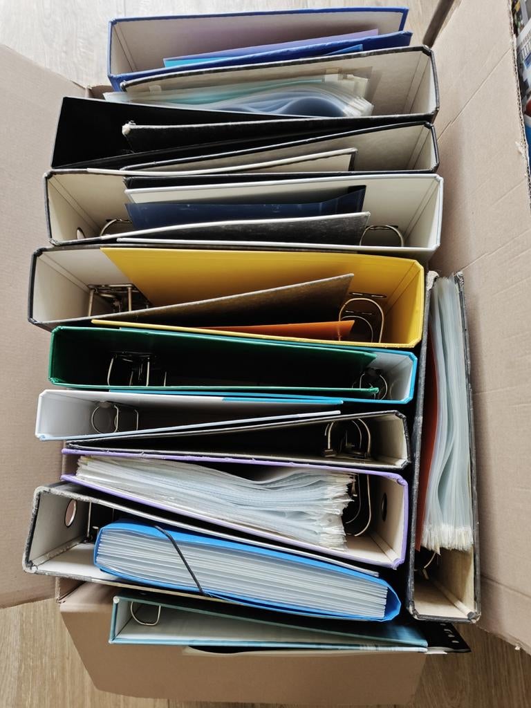 Doos met mappen en plastieken mapjes, Ophalen