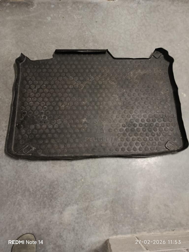 Peugeot 207cc rubber kofferbakmat, Autos : Divers, Tapis de coffre, Enlèvement, Utilisé