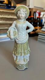 Statue en porcelaine — fille avec chapeau et panier —vintage, Collections, Statues & Figurines, Enlèvement, Comme neuf, Humain