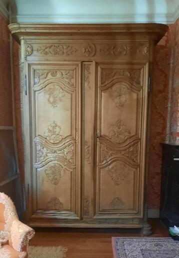 Totale uitverkoop - Antieke kasten - tafels - stoelen  beschikbaar voor biedingen