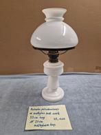 Antieke petroliumlamp met wiek in melkglas., Ophalen, Zo goed als nieuw