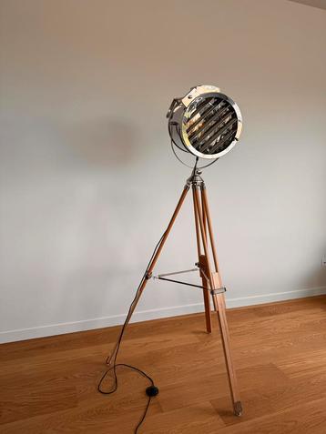 Filmlamp retro design op houten voet driepoot 
