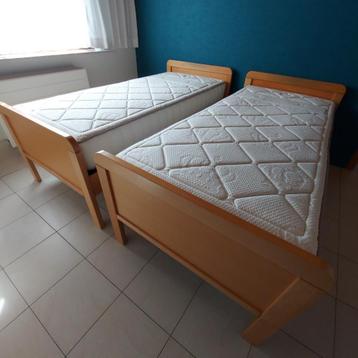 2 licht eiken éénpersoonsbedden beschikbaar voor biedingen