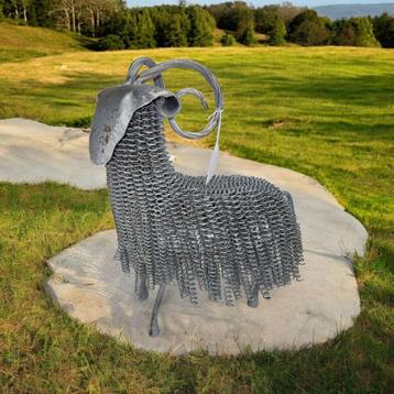 Sculptuur van gerecycled metaal beschikbaar voor biedingen
