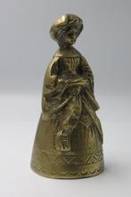 Oude tafelbel dame in messing, Ophalen of Verzenden, Koper