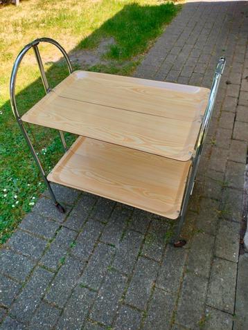Rolwagen. Lichte houtkleur. beschikbaar voor biedingen