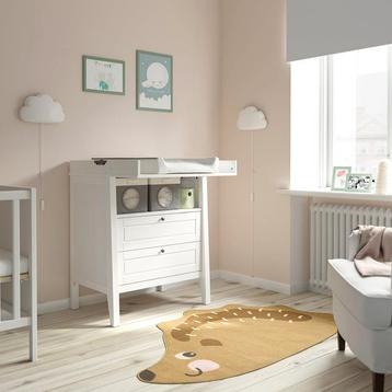 IKEA witte verzorgingstafel met opbergruimte – goed beschikbaar voor biedingen
