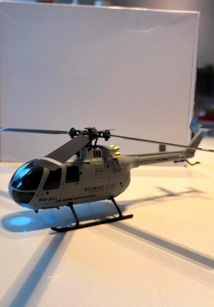 Rc heli E120 met controller en 2. Batts, Hobby en Vrije tijd, Modelbouw | Radiografisch | Helikopters en Quadcopters, Zo goed als nieuw