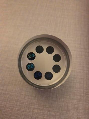 Thermometer op zonneënergie. beschikbaar voor biedingen