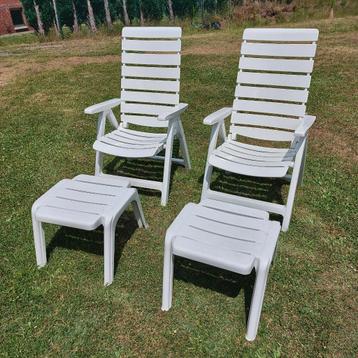 2 stevige witte tuin relax stoelen met voetbankjes beschikbaar voor biedingen