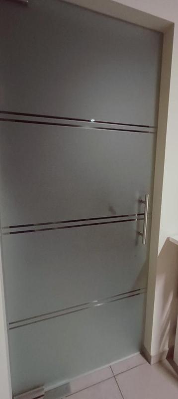 glazen deur beschikbaar voor biedingen