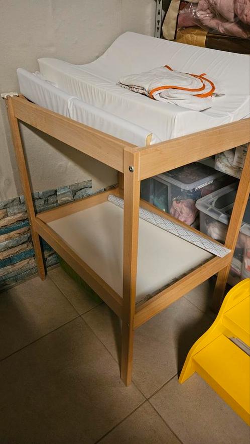 Table à langer IKEA avec petit matelas et chapeau, Enfants & Bébés, Chambre d'enfant | Commodes & Armoires, Utilisé, Enlèvement