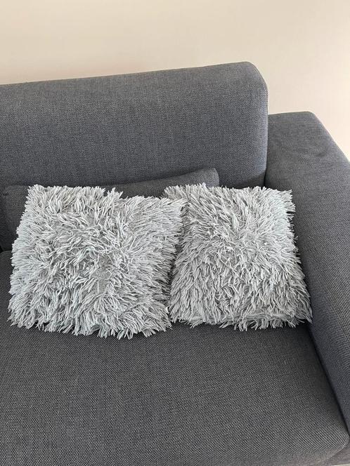 Koppel grijze fluffy kussensen samen 7€, Huis en Inrichting, Woonaccessoires | Kussens, Ophalen of Verzenden