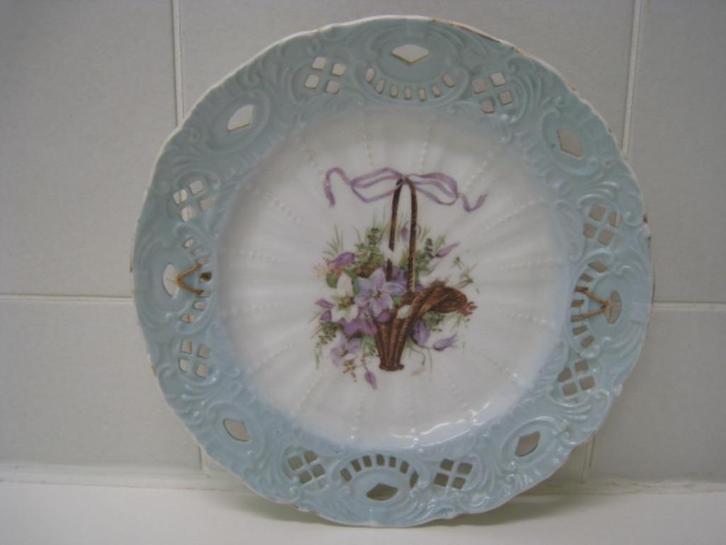 Bord wit met licht blauwe rand met gaten, Antiek en Kunst, Antiek | Porselein, Ophalen