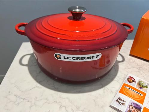 NIEUWE Le Creuset 30 cm kersenrood 8,1 liter in doos, Huis en Inrichting, Keuken | Potten en Pannen, Nieuw, Koekenpan of Braadpan