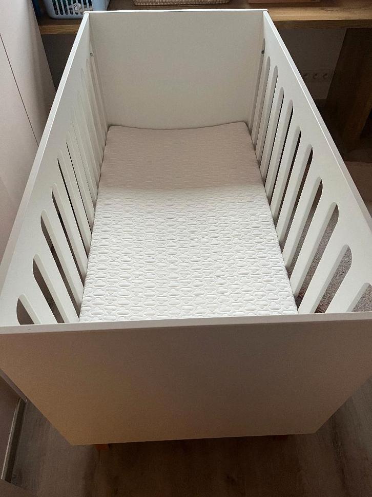 Kinderbed Quax + matras + matrasbeschermers + hoeslakens, Kinderen en Baby's, Kinderkamer | Bedden, Zo goed als nieuw, 140 tot 160 cm