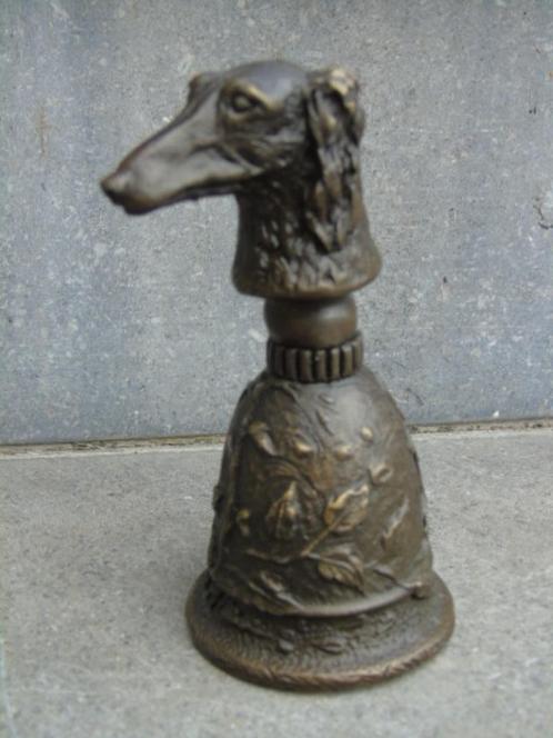 clochette de table en bronze signé, un chien lévrier, Antiquités & Art, Antiquités | Bronze & Cuivre, Bronze, Enlèvement ou Envoi