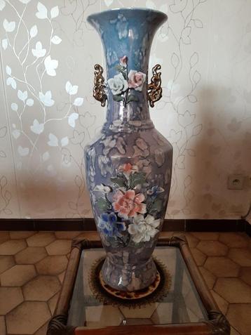Grote blauwe porseleinen vaas met uitgesneden bloemen beschikbaar voor biedingen
