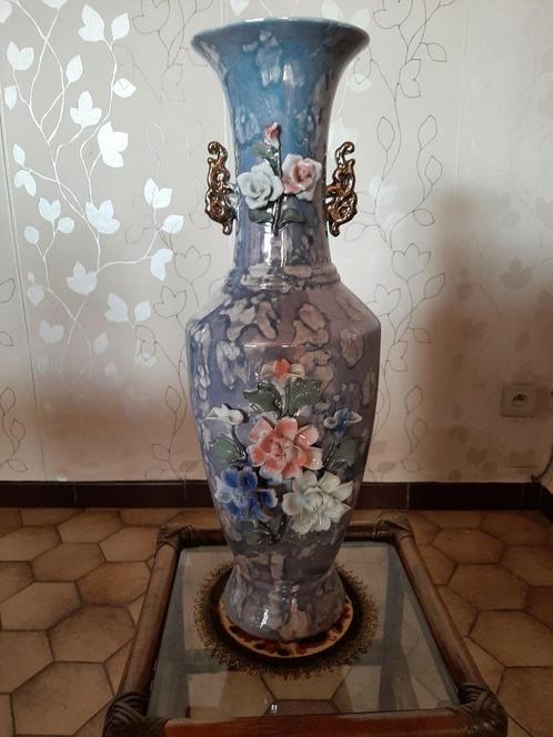 Grote blauwe porseleinen vaas met uitgesneden bloemen, Antiek en Kunst, Antiek | Vazen, Ophalen of Verzenden