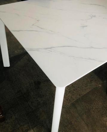 Grande Table, Enlèvement, Comme neuf