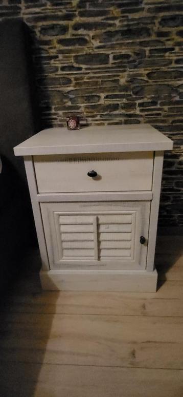 nachtkast 2 stuks (boxspring ook te koop) beschikbaar voor biedingen