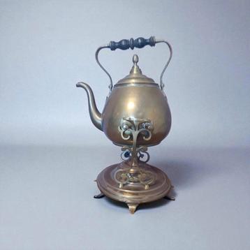 Unieke Vintage Theepot op Standaard – €55

 beschikbaar voor biedingen