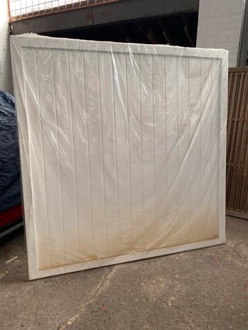 Clothes de jardin en PVC blanc beschikbaar voor biedingen