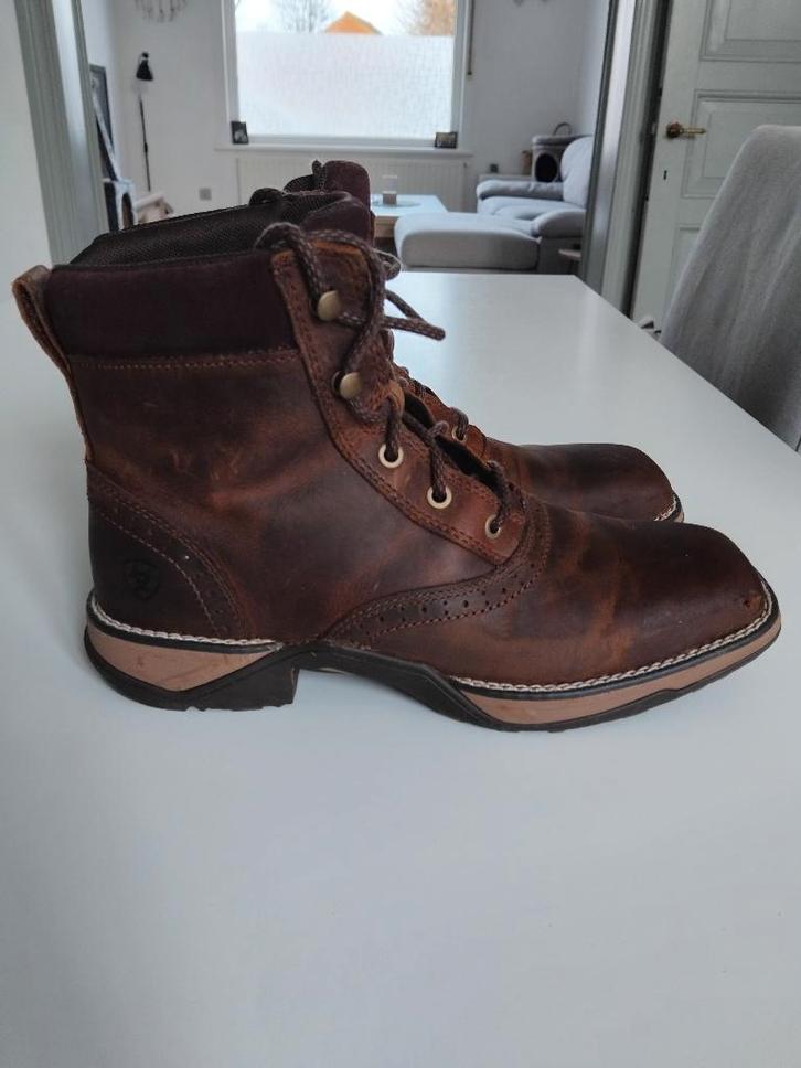 Stal/rijschoenen Ariat 39, Dieren en Toebehoren, Paardrijkleding, Zo goed als nieuw, Dames, Heren, Schoeisel, Western, Ophalen of Verzenden