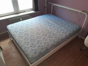 Dubbel bed (matras, lattenbodem en frame) beschikbaar voor biedingen