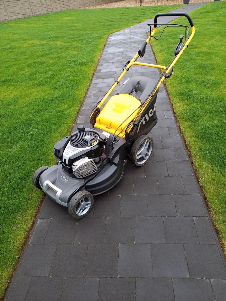 Benzinegrasmaaier Stiga., Tuin en Terras, Grasmaaiers, Zo goed als nieuw, Ophalen