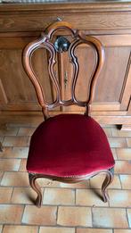 Oude stoel met wijnrode zitting, Ophalen