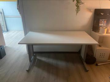 Bureau wit  beschikbaar voor biedingen
