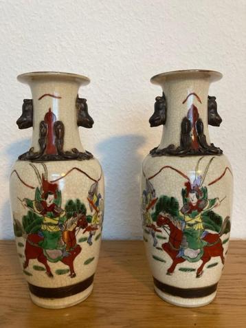 Een paar Chinese Nanking vazen beschikbaar voor biedingen