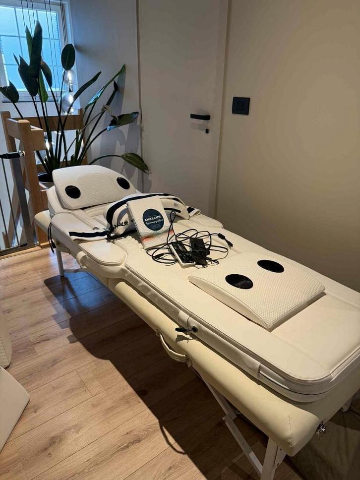 Massagetafel + matras + boek (np €4500), Sport en Fitness, Massageproducten, Zo goed als nieuw, Massagetafel, Ophalen
