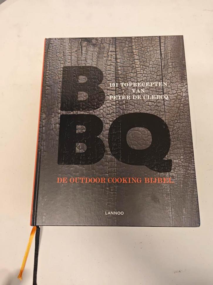 Peter De Clercq - BBQ de outdoor cooking bijbel, Boeken, Kookboeken, Ophalen of Verzenden