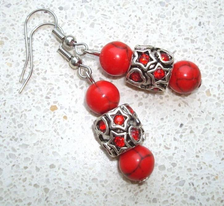 Oorbellen van rood natuursteen met strassbedel, Handtassen en Accessoires, Oorbellen, Nieuw, Hangers, Overige materialen, Rood