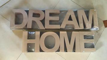 Karton letters dream en home disponible aux enchères