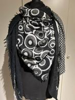 Foulard Shanna noir, gris et blanc, Enlèvement ou Envoi, Porté