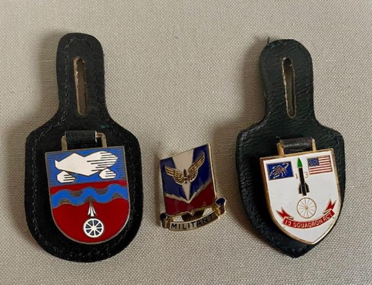 Te koop: set borstzak kentekens buitenland, Verzamelen, Militaria | Algemeen, Overige soorten, Embleem of Badge, Ophalen of Verzenden