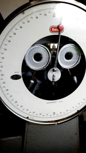 L'horloge Grote Berkel Scale mesure 64 cm de haut et 128 cm  disponible aux enchères