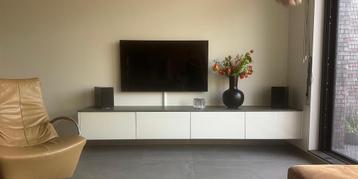 Hoogglans wit tv meubel met led verlichting. beschikbaar voor biedingen